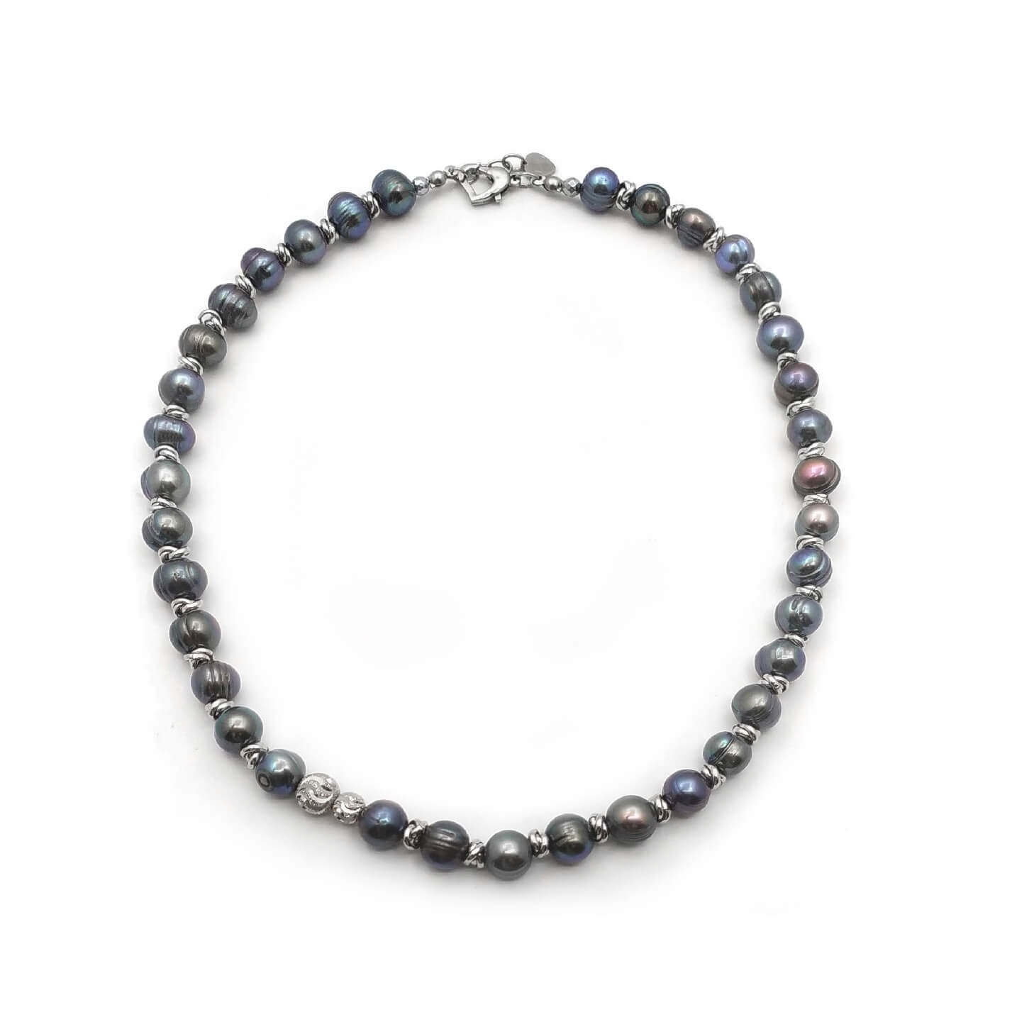 Vi presentiamo Motte, l’ultima fusione di tradizione e modernità. Questo squisito gioiello da uomo abbraccia il fascino senza tempo della perla, simbolo di eleganza e raffinatezza che ha affascinato la cultura umana per secoli. Con Perle, potrete fare una dichiarazione audace, mettendo in mostra il vostro stile e la vostra individualità. Realizzate con passione e precisione, ogni perla viene selezionata meticolosamente per garantire una qualità ineguagliabile. Che siate uomini che apprezzano la raffinatezza