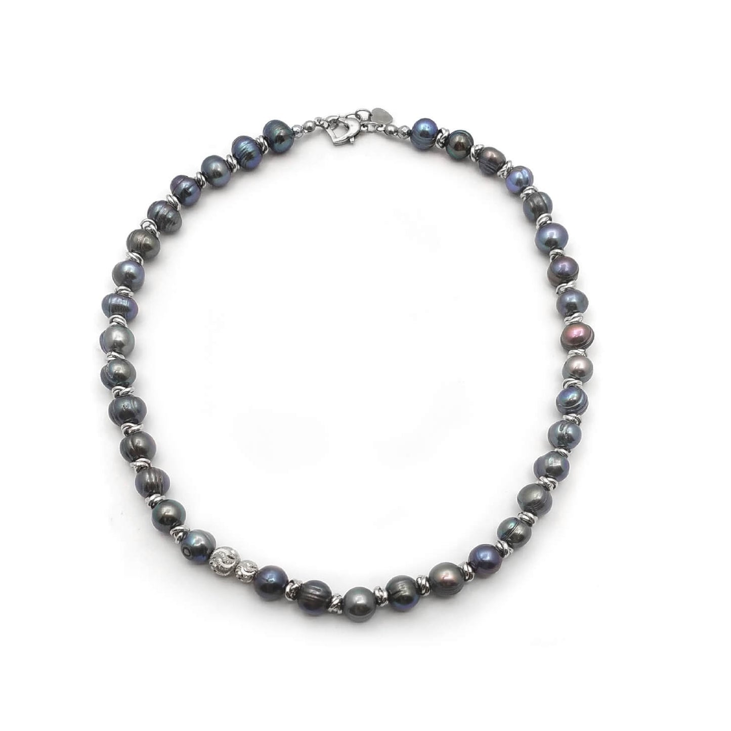 Vi presentiamo Motte, l’ultima fusione di tradizione e modernità. Questo squisito gioiello da uomo abbraccia il fascino senza tempo della perla, simbolo di eleganza e raffinatezza che ha affascinato la cultura umana per secoli. Con Perle, potrete fare una dichiarazione audace, mettendo in mostra il vostro stile e la vostra individualità. Realizzate con passione e precisione, ogni perla viene selezionata meticolosamente per garantire una qualità ineguagliabile. Che siate uomini che apprezzano la raffinatezza