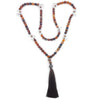 Vi presentiamo la nostra affascinante collezione di Mala tibetani! Realizzato con la massima cura e attenzione ai dettagli, ogni Mala è composto da 108 grani, un numero perfetto che simboleggia la crescita spirituale e l'illuminazione. Queste splendide pietre e cristalli naturali possiedono proprietà curative uniche, che vi daranno il potere di intraprendere il vostro viaggio verso la scoperta di voi stessi. Abbracciate le infinite possibilità che si celano dentro di voi indossando questo squisito accessori
